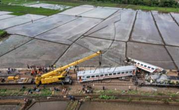 Evakuasi Rangkaian Kereta Gunakan Alat Berat