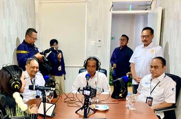 Presiden Jokowi Siaran Perdana bersama RRI di IKN