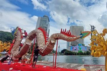 Dekorasi Liong Raksasa Sambut Imlek 2024
