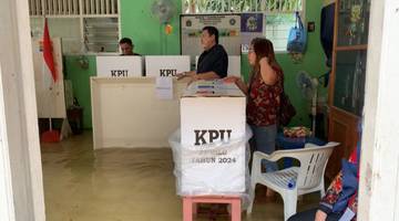 Warga Grogol Antusias ‘Nyoblos’ Pemilu 2024 saat Banjir