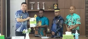 Didampingi, Wabup dan SEKDA, Bupati Freddy Thie  serahkan DPA kepada Pimpinan OPD di Kabupaten Kaimana