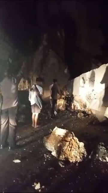 Macet Total, Batu Kapur Jatuh Menutupi Badan Jalan di Kappang Maros