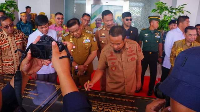 Gubernur Sulsel Andi Sudirman Sulaiman Meresmikan 5 Proyek Strategis 