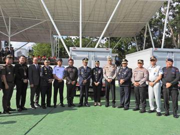 Kepala BPTD Kelas II Kepri, Walikota dan Dirlantas Polda Kepri Pasang Stiker Reflektor Peringati Harhubnas