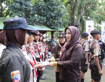 Fatmawati Rusdi Lepas Putra-Putri Pramuka Makassar Wakili Sulsel Lomba di Cibubur