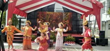 Penampilan Tari 4 Etnies Kegiatan GCM di UNM