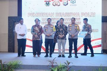 Wakapolri Salurkan Beasiswa di UNHAS 