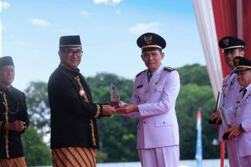 Kecamatan Talisayan Terbaik III se-Kaltim, Ahmad Juhri terima penghargaan di Acara HUT ke-67 Kaltim