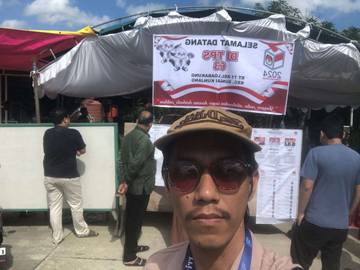 Reporter RRI Samarinda Rendy Fahlepy Saat Meliput di TPS