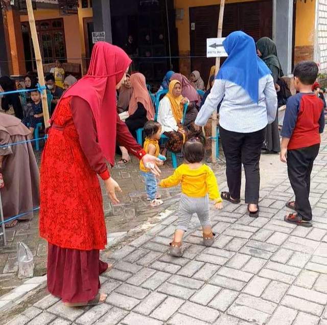 Banyak Orang Tua yang Mengajak Balita Datang ke TPS