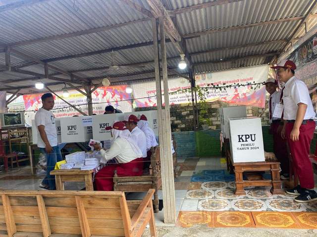 Petugas KPPS di Kecamatan Kerek Gunakan Seragam SD