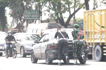 Sigap, Provost TNI Bantu Dorong Mobil Mogok