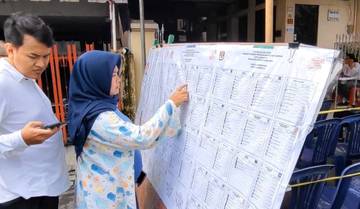 Warga Antusias Melihat Sarana Sosialisasi Daftar Capres Cawapres, Caleg DPR RI, DPD dan DPRD 