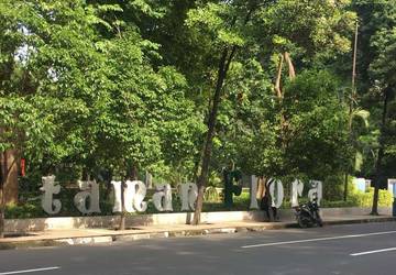 Menikmati Kesejukan Taman Flora