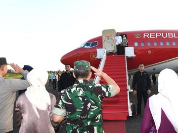 Presiden Joko Widodo dan Ibu Iriana Joko Widodo Lepas Landas Menuju Jakarta
