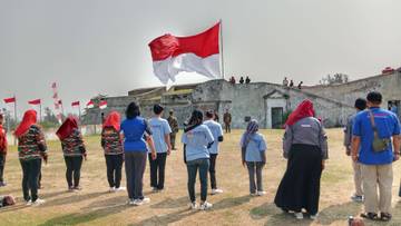 PPM Kota Bengkulu kibarkan Bendera Merah Putih Berukuram Raksasa di Benteng Marlborough