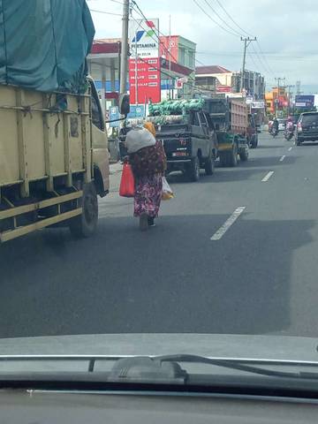 Antrean Kendaraan yang Hendak Mengisi Solar Terjadi di Beberapa SPBU 