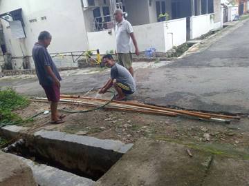 Warga Gotong Royong Lakukan Perawatan Sumur Umum