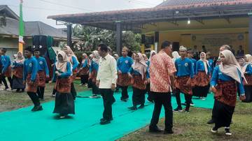 Berkunjung ke SMAN 2 Bunguran Timur Gubenur Kepri dan Rombongan Ikut Joget Zapin Melayu