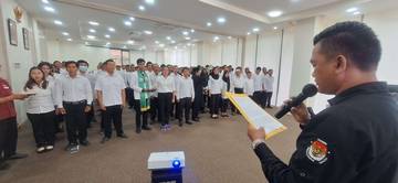 392 Anggota KPPS Desa Entikong Dilantik