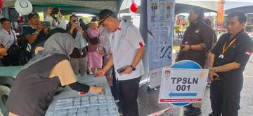 Konjen RI-Kuching Berikan Suara di TPSLN 001 Kuching