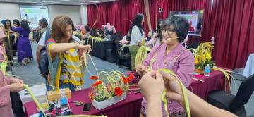 Isteri-isteri Pejabat Malaysia Ikuti Pelatihan Merangkai Janur