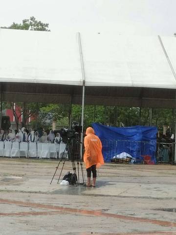 Hujan Lebat Kameramen TVRI Tak Goyah Setia Ambil Gambar di PTQ Ke-53 RRI Nasional 2023