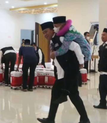 Kakanwil Kemenag NTB Gendong Jemaah Calon Haji Kloter Pertama Asal Lombok Timur