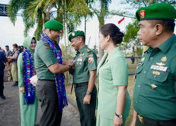 Tiba Dibandara Brigjen TNI Agus Bhakti Disambut Dengan Gendang Beleq