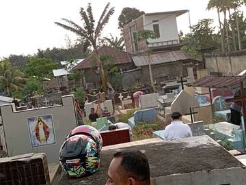 Memperingati Hari Arwah, Umat Katolik di Ende Ziarah Ke Makam Keluarga 