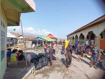 Lanal Maumere Gelar Aksi Bersih pantai Di Wuring Sikka 