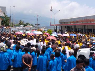 Ribuan Umat Lintas Agama Jemput Jenazah Uskup Agung Ende 