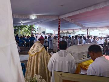 Ribuan Umat Katolik Mengantar Jenazah Uskup Agung Ende ke tempat Pemakaman