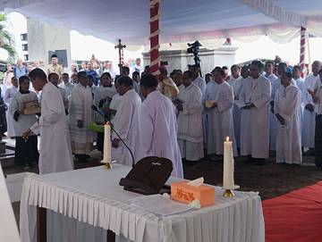Upacara Pemakaman Jenazah Uskup Mgr.Vinnsensius Sensi Poto Kota