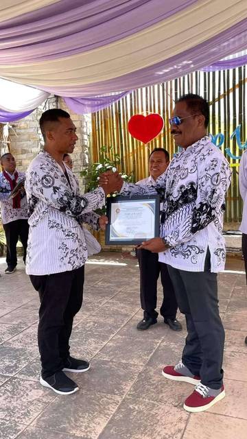 Doris Rihi Terima Award Pejabat Paling Komunikatif Tahun 2023 Dari PGRI Flotim 