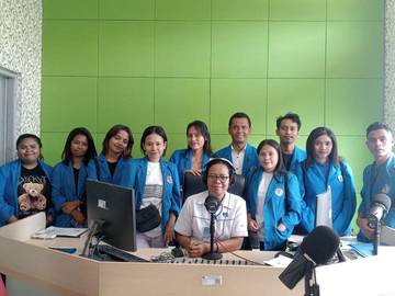 Mahasiswa Fakultas Sastra Inggris Uniflor Kunjungi RRI Ende 