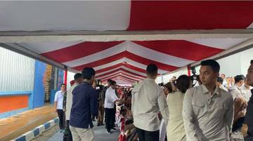 Tiba Di Labuan Bajo, Jokowi Langsung Memberikan Bantuan Beras Kepada Masyarakat