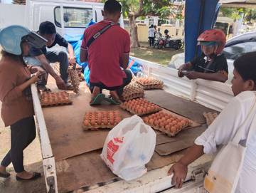 Pemda Ende  Kembali Gelar Pasar Murah Bagi Masyarakat  Dihalaman Kantor Bupati Ende   