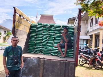 Bulog Cabang Ende Salurkan 10 Ton Beras Dalam Operasi Pasar pangan Murah