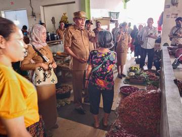 Bupati  Ende Pantau Harga Bahan Kebutuhan Pokok di Pasar Mbongawani Ende