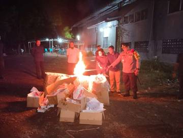 H-1 Pemilu, KPUD Sikka Musnahkan Ribuan Surat Suara Rusak