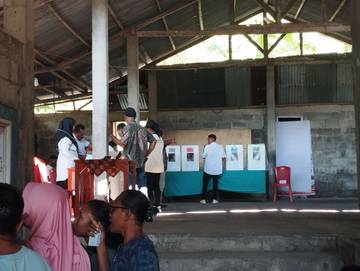 Situasi Pemungutan Suara di TPS 09 Ngaramata, Kelurahan Rewarangga