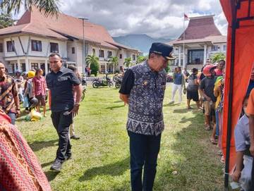 Bupati Ende Pantau Kegiatan Operasi Pasar di Halam Kantor Bupati Ende