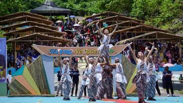Meriahnya Pembukaan Festival Kampung Nelayan Tomalou 2023