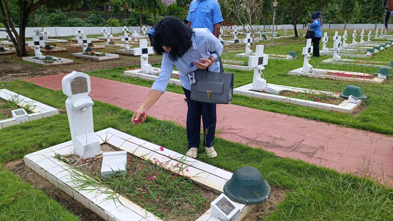 Jelang Hari Bakti Radio ke 78, Keluarga Besar LPP RRI Jayapura Ziarah ke TMP Trikora Waena