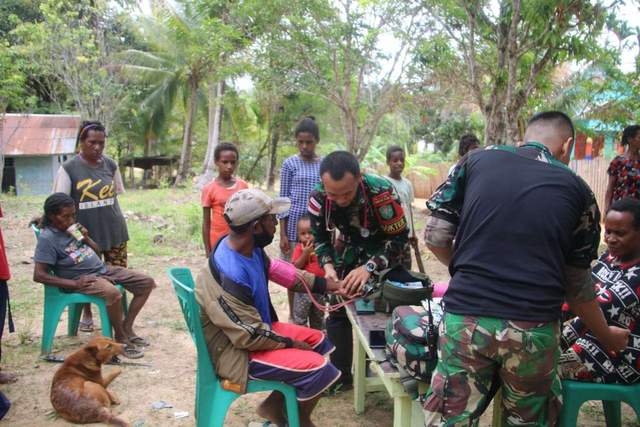 Kegiatan Karya Bakti TNI Bersama Masyarakat Sambut Natal Tahun Baru