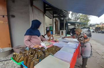 Menata Makanan Menunggu Pembeli Menjelang Berbuka