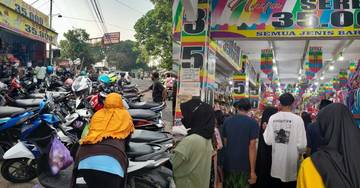 Pembeli Padati Toko Serba 35 ribu Jelang lebaran