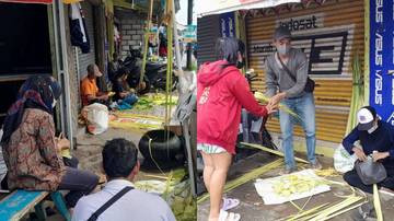 Pedagang Selongsong Ketupat Panen Orderan