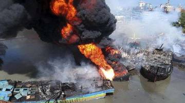 Kebakaran Kapal Nelayan di Pelabuhan Perikanan Pantai Tegalsari Tegal 
